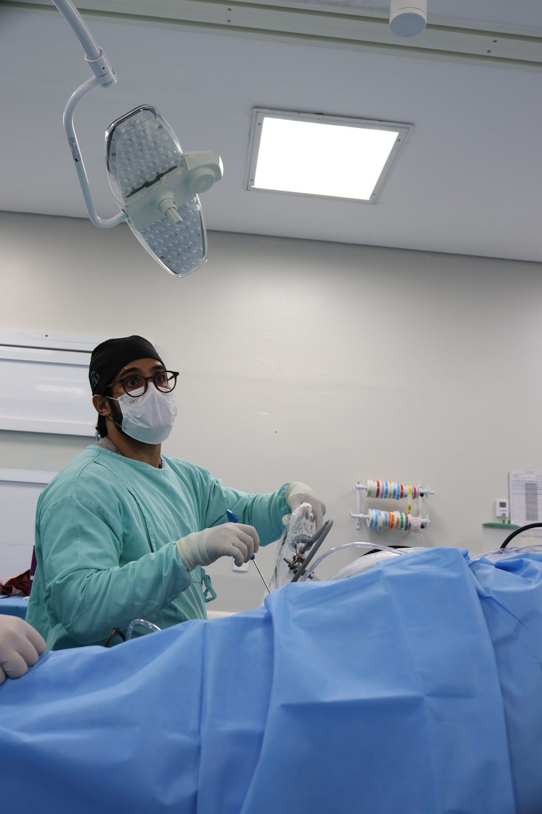 Dr. Rafael Sena no centro cirúrgico