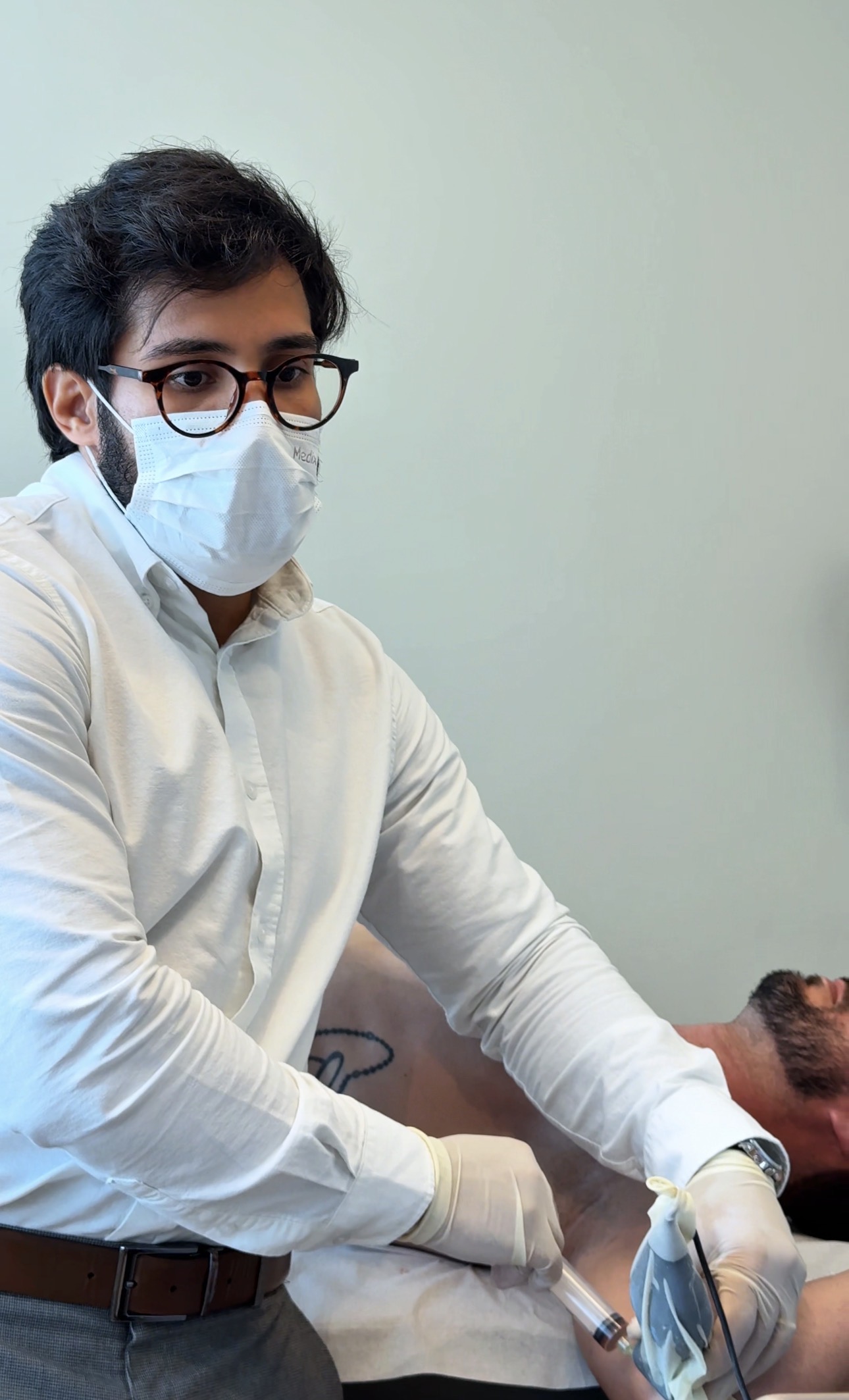 Dr. Rafael Sena realizando infiltração guiada