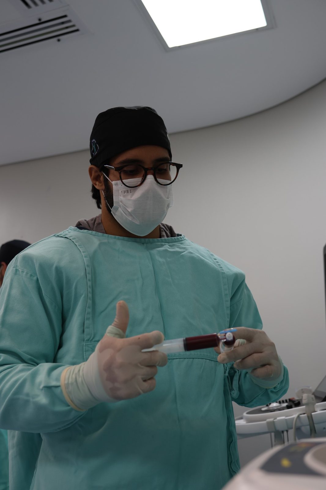 Dr. Rafael Sena preparando aplicação de ortobiológico